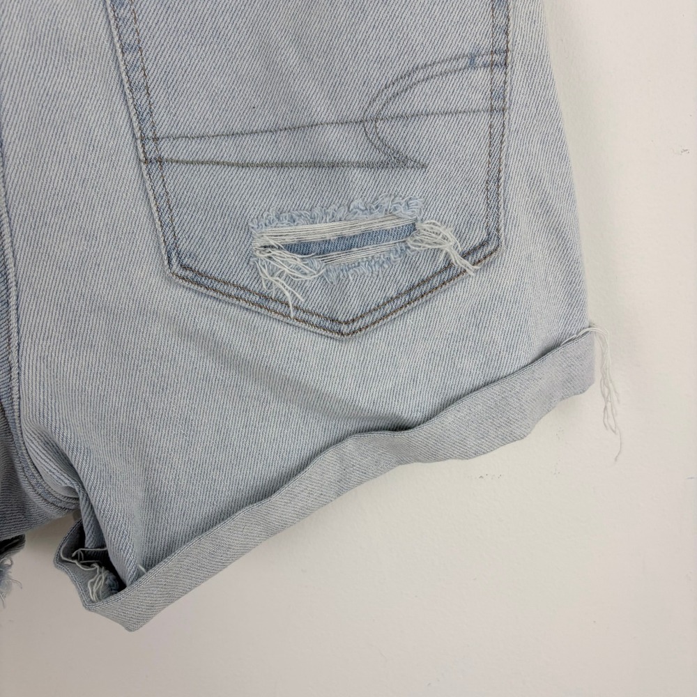 American Eagle Stretch Mom Short Light Wash Cuffed Distressed Festival Size 6 - Picture 6 of 11